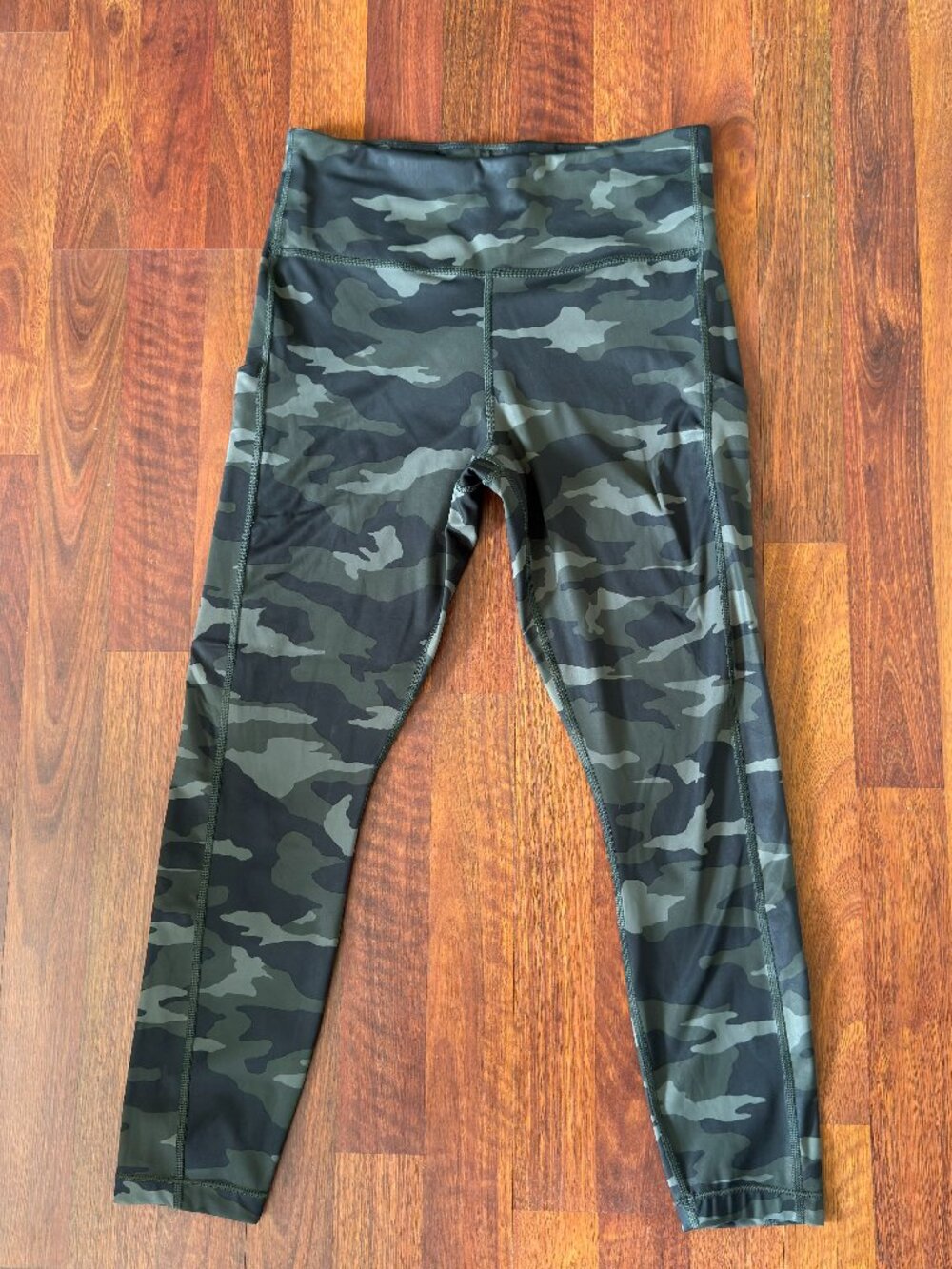 Athleta Ultimate Camo 7/8 Tight Womens Medium Green Camouflage Leggings Pockets